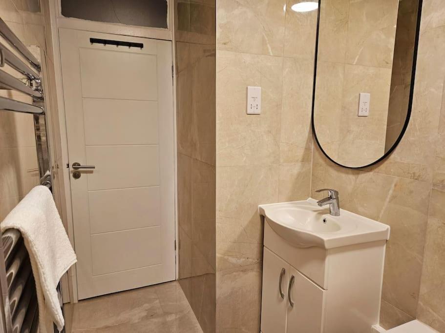 Wonderful Apartment In Wembley Лондон Екстер'єр фото