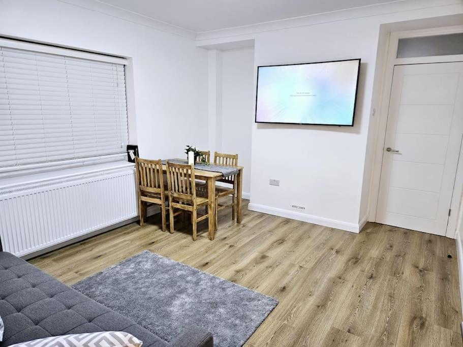 Wonderful Apartment In Wembley Лондон Екстер'єр фото
