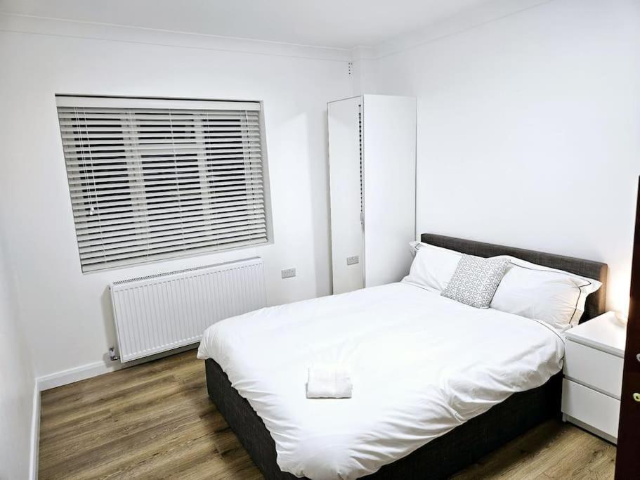 Wonderful Apartment In Wembley Лондон Екстер'єр фото