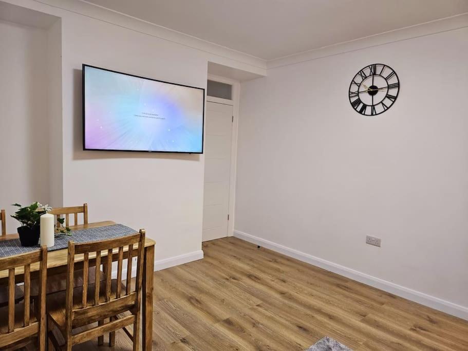 Wonderful Apartment In Wembley Лондон Екстер'єр фото