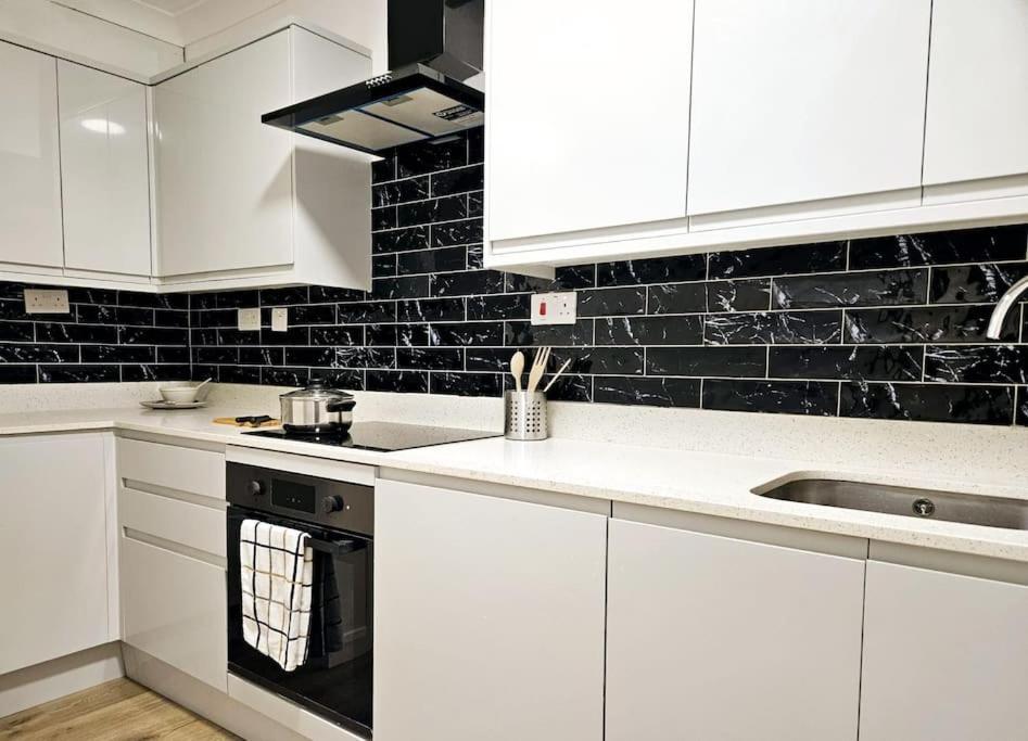 Wonderful Apartment In Wembley Лондон Екстер'єр фото