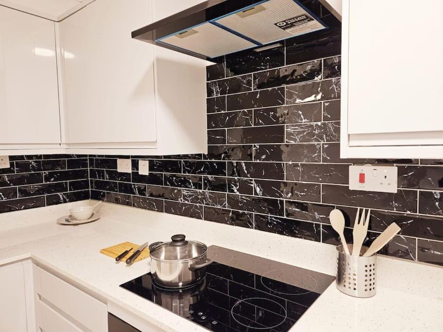 Wonderful Apartment In Wembley Лондон Екстер'єр фото